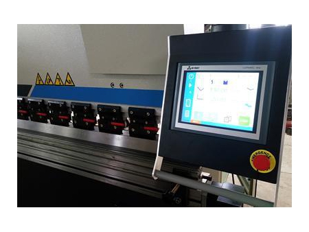 Plegadora CNC con servomotor DA41