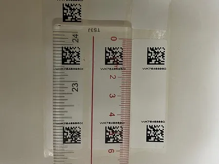 Etiquetadora semiautomática de etiquetas en bandera