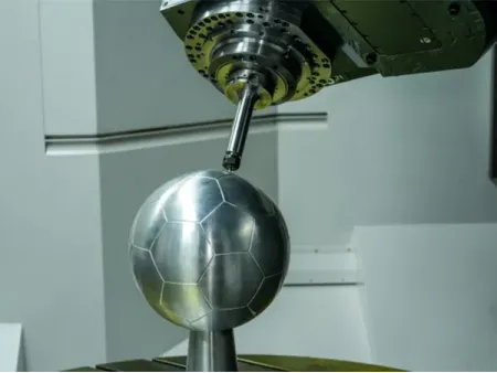 Centro de mecanizado de 5 ejes  (con cabezal inclinable a 45°)