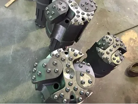 Sistema de perforación con revestimiento concéntrico con alas de pie