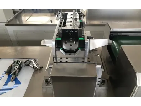 Máquina para fabricar cantoneras de cartón
