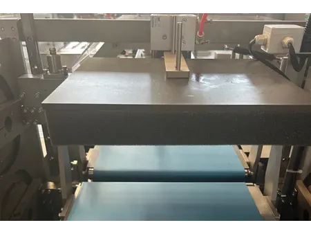 Envasadora horizontal flow pack SF-DH3 con sellado recíproco y alimentación inferior de film