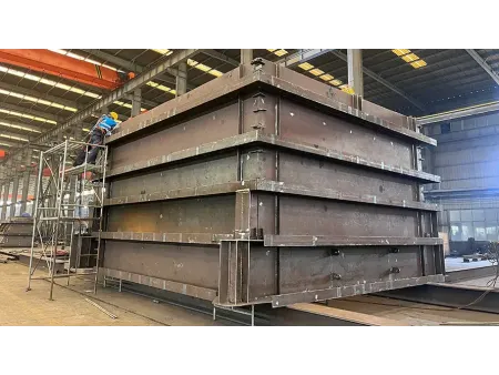 Estructuras de chapa de acero y carcasas para equipos