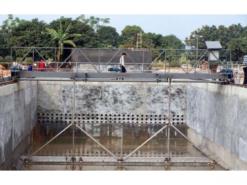 Rascador de lodo de puente corredizo