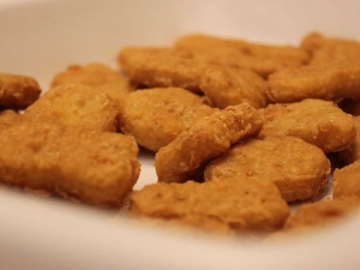 Producción de pepitas de pollo y hamburguesas