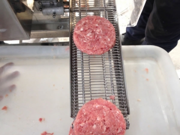 Producción de pepitas de pollo y hamburguesas